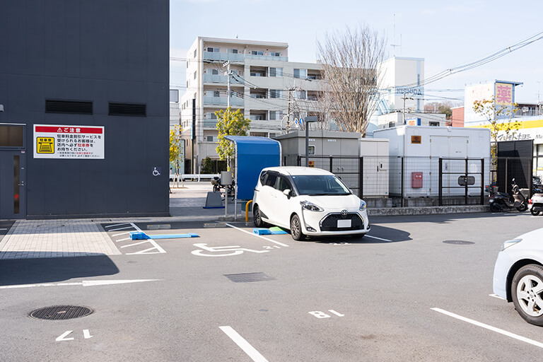 駐車券の機械隣を進んでください